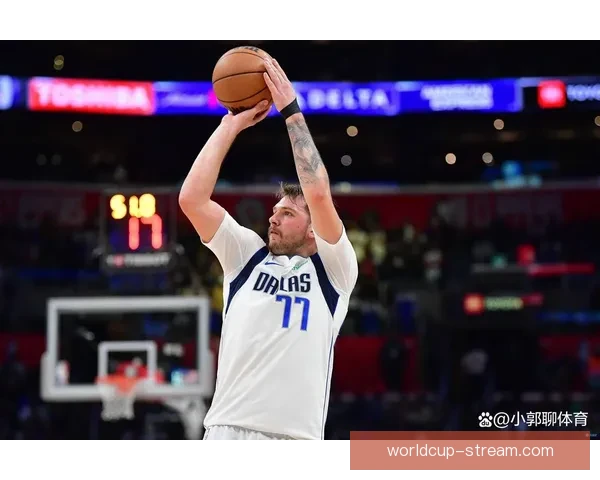 东契奇砍40+准三双刷新纪录 詹姆斯关键表现助球队取胜